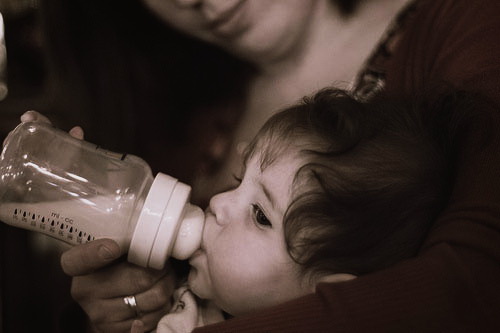 How and When to Start Bottle Feeding to Baby